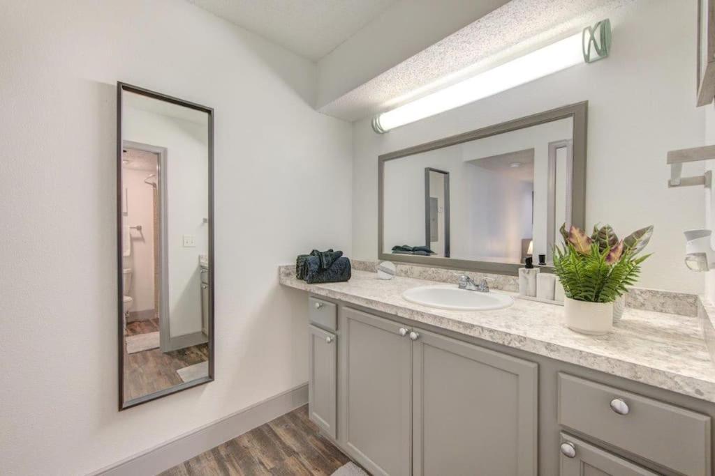Lux Suite /King Bed /Free Parking/Pool/First Floor Houston Exterior foto