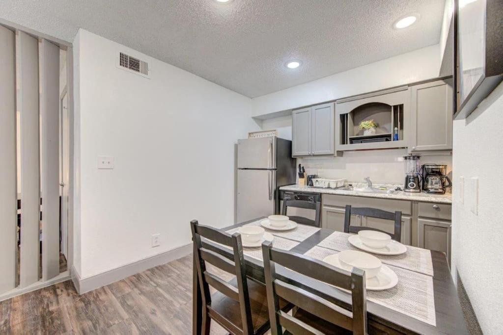 Lux Suite /King Bed /Free Parking/Pool/First Floor Houston Exterior foto