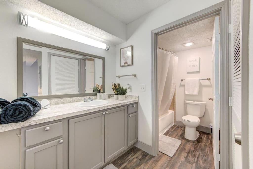 Lux Suite /King Bed /Free Parking/Pool/First Floor Houston Exterior foto