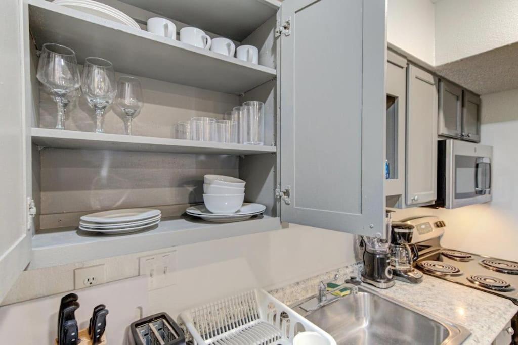 Lux Suite /King Bed /Free Parking/Pool/First Floor Houston Exterior foto