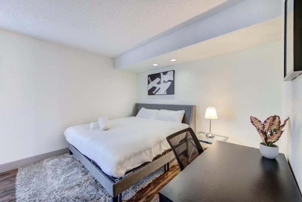 Lux Suite /King Bed /Free Parking/Pool/First Floor Houston Exterior foto