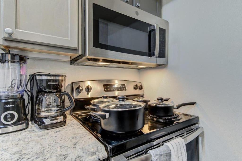 Lux Suite /King Bed /Free Parking/Pool/First Floor Houston Exterior foto